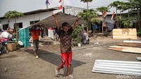 Beberapa warga yang masih tetap di Kampung Akuarium kini mulai pindah ke lokasi dekat tanggul yang berada di paling pinggir sisi kampung.