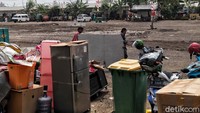 Warga yang akan pindah mengumpulkan barang-barang mereka.