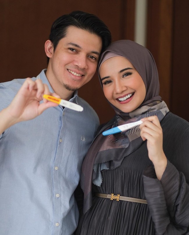 Zaskia Sungkar dan Irwansyah mengumumkan kabar bahagia Zaskia hamil melalui Instagram dan channel YouTube mereka. Sepanjang hampir 10 tahun lamanya kebersamaan ini, akan ada kebahagiaan kecil yang akan hadir menghampiri, kata Zaskia yang pada 2020 ini memasuki usia 10 tahun pernikahan dengan Irwansyah. Foto: instagram