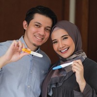 Zaskia Sungkar dan Irwansyah mengumumkan kabar bahagia Zaskia hamil melalui Instagram dan channel YouTube mereka. Sepanjang hampir 10 tahun lamanya kebersamaan ini, akan ada kebahagiaan kecil yang akan hadir menghampiri, kata Zaskia yang pada 2020 ini memasuki usia 10 tahun pernikahan dengan Irwansyah. Foto: instagram