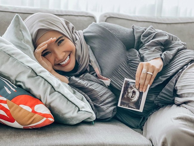 Zaskia Sungkar hamil setelah sebelumnya melalui proses panjang untuk mendapatkan momongan. Dia pernah menjalani operasi laparatomi dan laparaskopi di Malaysia. Dan pada 2020 ini mencoba mendapatkan momongan melalui IVF atau bayi tabung di Morula IVF Jakarta. Foto: instagram