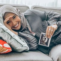 Zaskia Sungkar hamil setelah sebelumnya melalui proses panjang untuk mendapatkan momongan. Dia pernah menjalani operasi laparatomi dan laparaskopi di Malaysia. Dan pada 2020 ini mencoba mendapatkan momongan melalui IVF atau bayi tabung di Morula IVF Jakarta. Foto: instagram