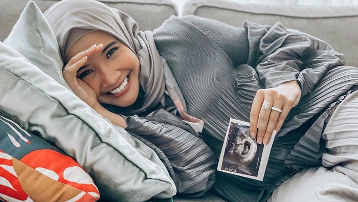Butuh perjuangan panjang untuk keduanya bisa mendapatkan momongan lho. (Foto: Instagram @zaskiasungkar15)
