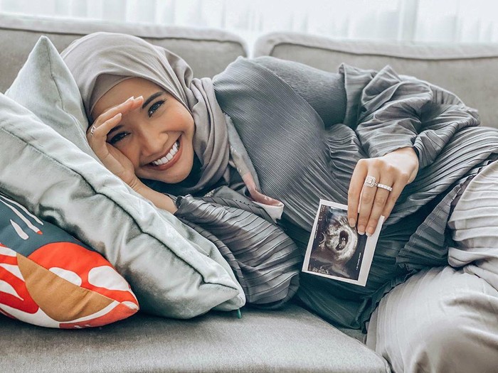 Butuh perjuangan panjang untuk keduanya bisa mendapatkan momongan lho. (Foto: Instagram @zaskiasungkar15)