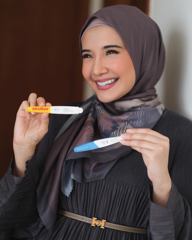 10 tahun aku menikah sama Irwan. Berkali-kali di awal nikah aku test pack. Sampai aku lempar test packnya karena aku sakit hati nggak pernah ada dua garis. Sampai aku janji nggak mau test pack lagi karena nggak pernah ada dua garis, kata kakak Shireen Sungkar itu. Foto: instagram