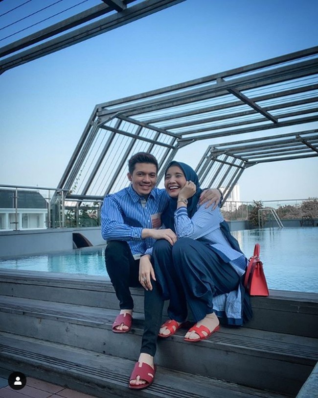 Hamil setelah 10 tahun menanti, Zaskia Sungkar dan Irwansyah pun merasa senang mendapat kado terindah di usia pernikahan mereka yang sudah satu dekade. Dia pun mendoakan pasangan lainnya bisa seperti dia dan Irwan. Alhamdulillah , rintangan yang harus kami lewati cukup banyak. Usaha yang harus kami jalani sudah tak terhitung, ujarnya. Foto: Instagram @zaskiasungkar15