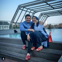 Hamil setelah 10 tahun menanti, Zaskia Sungkar dan Irwansyah pun merasa senang mendapat kado terindah di usia pernikahan mereka yang sudah satu dekade. Dia pun mendoakan pasangan lainnya bisa seperti dia dan Irwan. Alhamdulillah , rintangan yang harus kami lewati cukup banyak. Usaha yang harus kami jalani sudah tak terhitung, ujarnya. Foto: Instagram @zaskiasungkar15