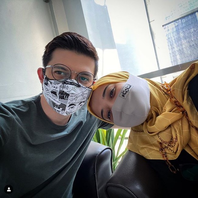 Demi memastikan dirinya benar-benar hamil atau tidak, Zaskia Sungkar dan Irwansyah pun datang untuk periksa ke dokter. Dan hasil dari rumah sakit menyatakan dirinya hamil. 10 tahun kita nunggu akhirnya kejawab juga. Kekhawatiran aku kalau harus ulang lagi dari nol (proses bayi tabung-red), hilang, ucapnya dengan bahagia. Foto: Instagram @zaskiasungkar15