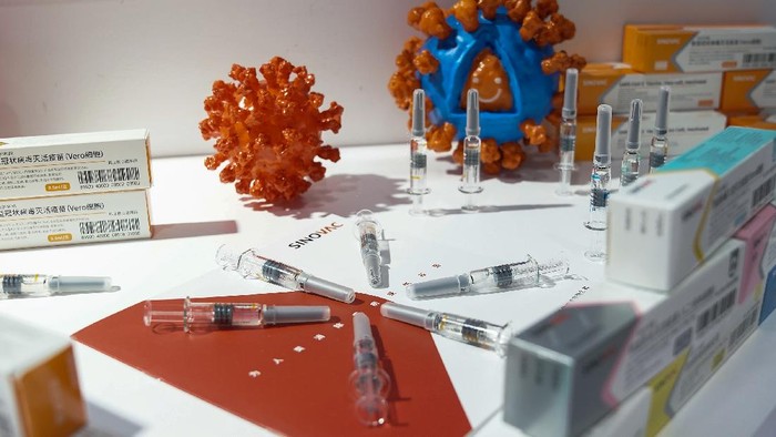 1228351655 BEIJING, CHINA - SEPTEMBER 05: A booth displaying Chinas Sinovac Biotech Ltd. shows a COVID-19 vaccine candidate during the 2020 China International Fair for Trade in Services (CIFTIS) at Beijing Olympic Park on September 5, 2020 in Beijing, China. As China recovers from the COVID-19 epidemic, about 2,000 Chinese and foreign enterprises will participate and showcase their newest technology in public health and digital technology in the China International Fair for Trade in Services. (Photo by Lintao Zhang/Getty Images)