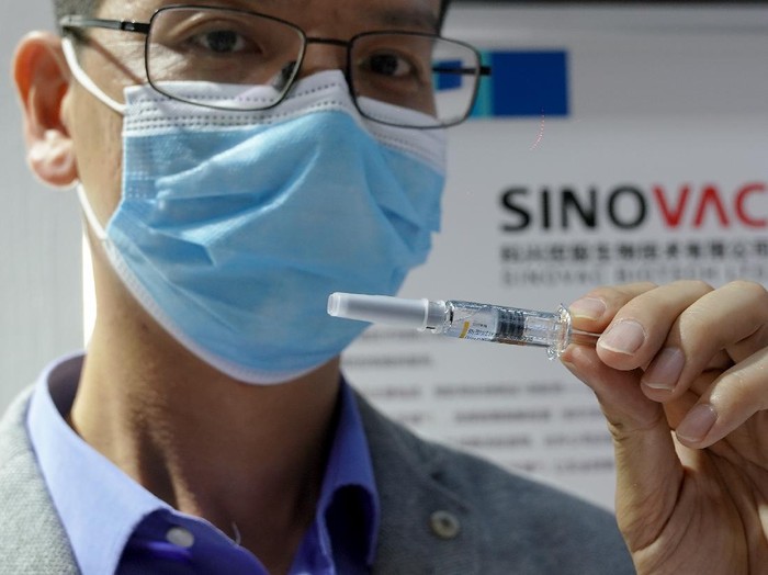 BEIJING, CHINA - SEPTEMBER 05:  A booth displaying Chinas Sinovac Biotech Ltd. shows a COVID-19 vaccine candidate during the 2020 China International Fair for Trade in Services (CIFTIS) at Beijing Olympic Park on September 5, 2020 in Beijing, China. As China recovers from the COVID-19 epidemic, about 2,000 Chinese and foreign enterprises will participate and showcase their newest technology in public health and digital technology in the China International Fair for Trade in Services.  (Photo by Lintao Zhang/Getty Images)
