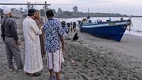 Komandan Rayon Militer 16 Banda Sakti, Kapten Roni Mahendra, menceritakan bahwa kapal yang mengangkut para pengungsi Rohingya ini sudah terlihat oleh nelayan setempat beberapa kilometer dari bibir pantai Ujong Blang pada Minggu (06/09) malam sebelum akhirnya bersandar pada Senin (07/09) dini hari.