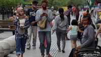 Meski begitu, tampak sejumlah warga beraktivitas di kawasan Malioboro, Yogyakarta.
