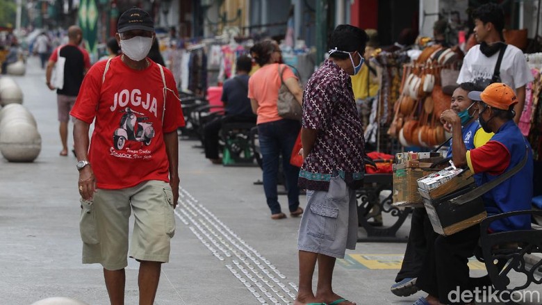 Ada PKL Meninggal Gegara COVID-19, Begini Suasana di Zona 3 Malioboro Seorang PKL yang berjualan di Malioboro, Yogyakarta, meninggal dengan status positif COVID-19. Seperti apa kondisi terkini di area zona 3 Malioboro saat ini?