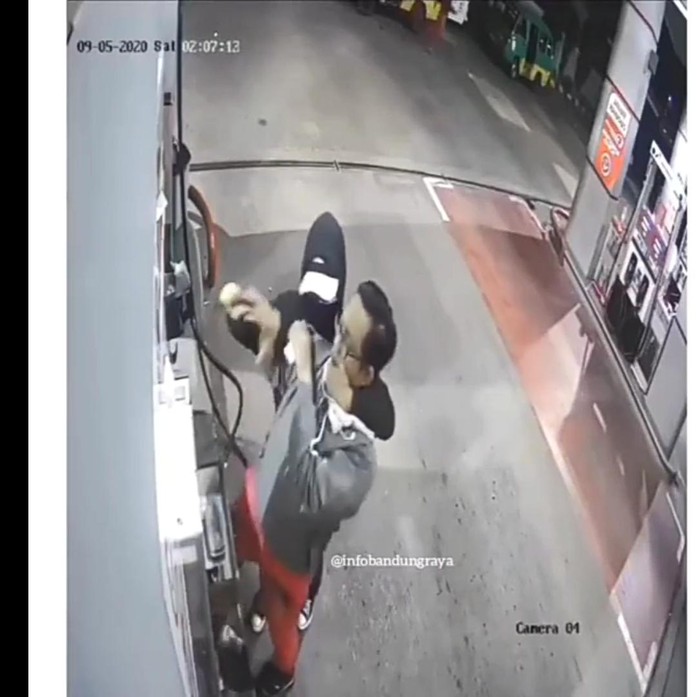 Aksi pria rampok pegawai SPBU di Bandung terekam CCTV.