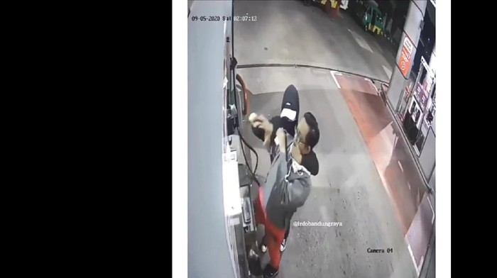 Aksi pria rampok pegawai SPBU di Bandung terekam CCTV.