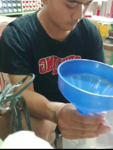 Bagikan Tips Cara Bungkus Minyak Goreng,Tukang Minyaknya Mirip Boy William