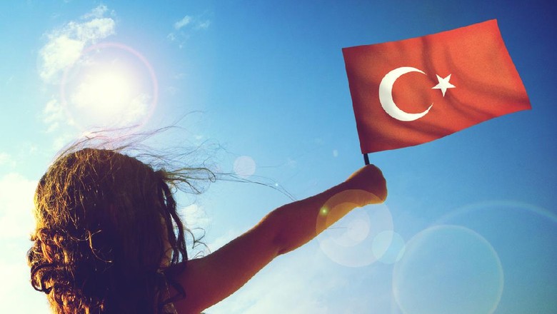 Bendera turki Little girl waving Turkish flag on sunny beautiful day