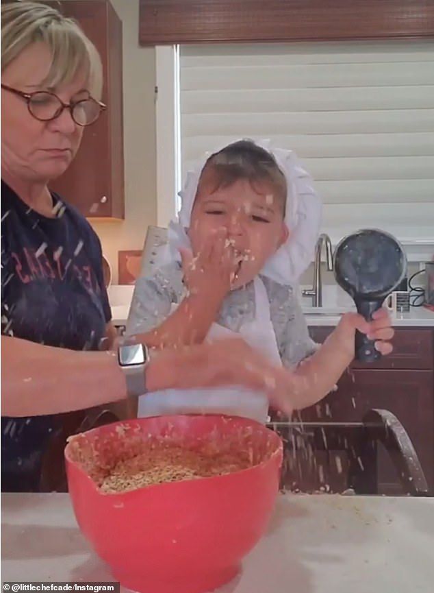 Bikin Kue Bareng Nenek, Balita Ini Sibuk Makan Semua Bahannya