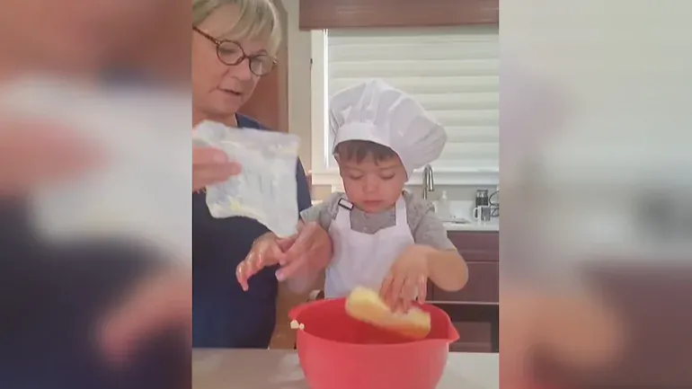 Bikin Kue Bareng Nenek, Balita Ini Sibuk Makan Semua Bahannya