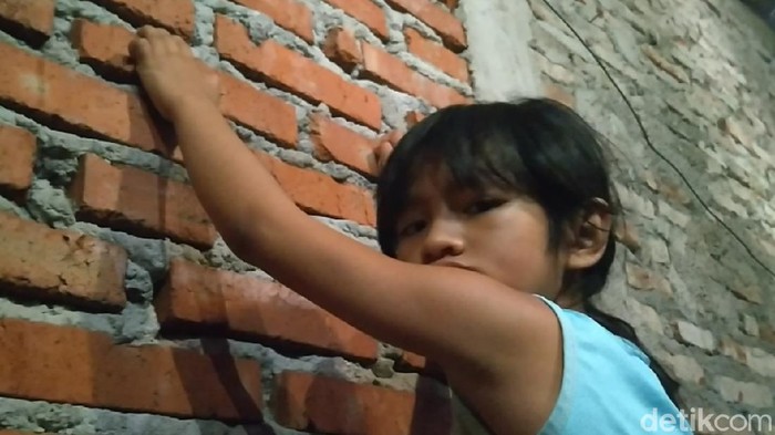 Bocah berusia 8 tahun, Nafisa Adelia, dengan mudahnya memanjat dinding dengan tangan kosong bak Spiderman, Selasa (8/9/2020).