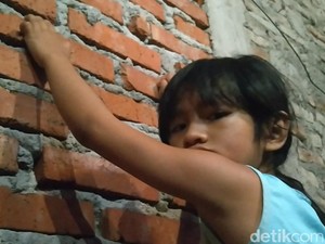 Bocah di Pekalongan Ini Lihai Panjat Dinding Bak Spiderman