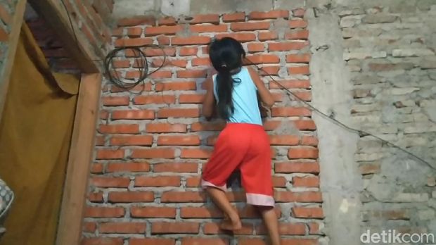 Bocah berusia 8 tahun, Nafisa Adelia, dengan mudahnya memanjat dinding dengan tangan kosong bak Spiderman, Selasa (8/9/2020).