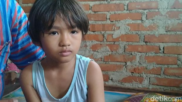 Bocah berusia 8 tahun, Nafisa Adelia, dengan mudahnya memanjat dinding dengan tangan kosong bak Spiderman, Selasa (8/9/2020).