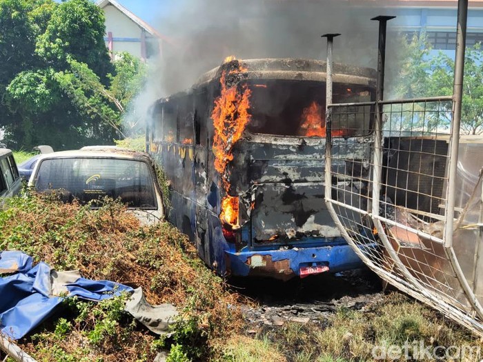 Bus bekas bernopol L 7002 EP di dekat garasi Kampus C Unair Surabaya terbakar. Kebakaran diduga terjadi akibat percikan api las.
