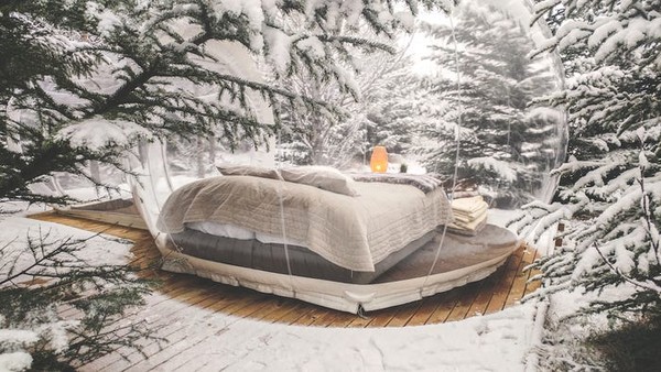 Meskipun terletak di alam bebas, hotel ini dilengkapi fasilitas yang mewah dan bergelar bintang lima. Setiap kamar dilengkapi double bed, lampu, penghangat ruangan, dan stop kontak. (Foto: buuble.com) Meskipun terletak di alam bebas, hotel ini dilengkapi fasilitas yang mewah dan bergelar bintang lima. Setiap kamar dilengkapi double bed, lampu, penghangat ruangan, dan stop kontak. (Foto: buuble.com)