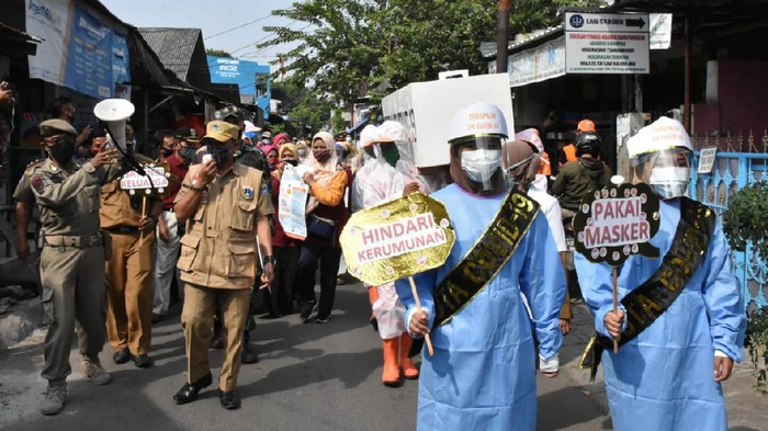 Camat Cakung gelar arak-arakan peti mati untuk ingatkan bahaya Corona.