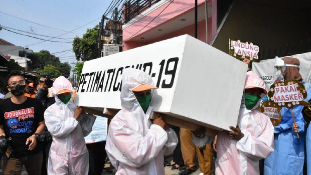 Camat Cakung gelar arak-arakan peti mati untuk ingatkan bahaya Corona.