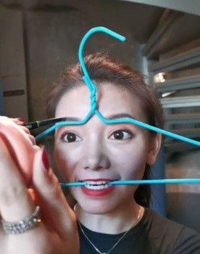 Ide wanita yang satu ini bisa dibilang sangat kreatif. Agar kedua alisnya terlihat sama dan sejajar dirinya sampai rela menggunakan gantungan baju dengan menggigitnya. Foto: Instagram @makassar_iinfo