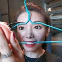 Ide wanita yang satu ini bisa dibilang sangat kreatif. Agar kedua alisnya terlihat sama dan sejajar dirinya sampai rela menggunakan gantungan baju dengan menggigitnya. Foto: Instagram @makassar_iinfo