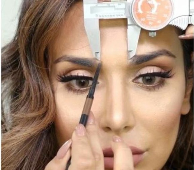 Nah kalau penggaris saja dirasa kurang cukup, maka kamu bisa mencoba cara yang satu ini. Kamu bisa pakai jangka panjang agar hasilnya lebih simetris lagi. Foto: Instagram @karen131