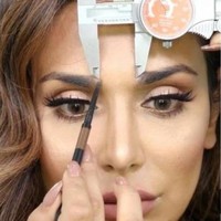 Nah kalau penggaris saja dirasa kurang cukup, maka kamu bisa mencoba cara yang satu ini. Kamu bisa pakai jangka panjang agar hasilnya lebih simetris lagi. Foto: Instagram @karen131