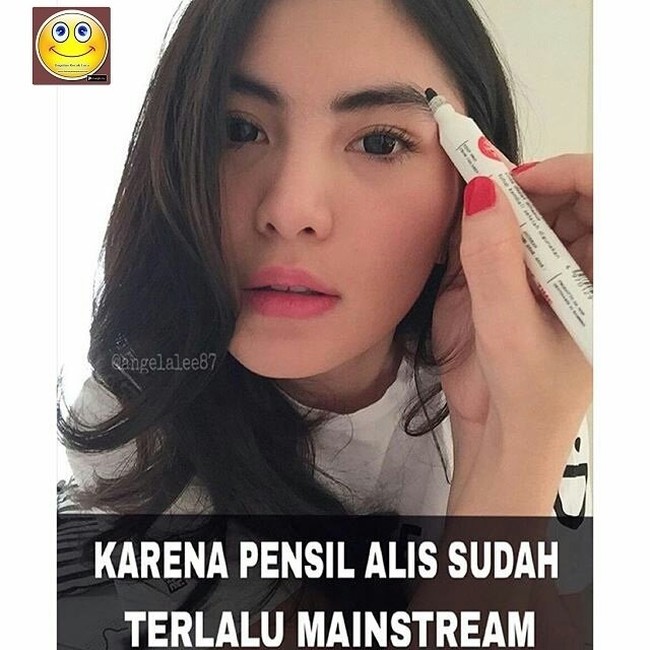 Pensil alis kurang bisa membuat alismu terlihat cetar? Jangan khawatir, kamu bisa menggunakan spidol agar alismu terlihat lebih tebal dan nyata. Foto: Instagram @angelalee67