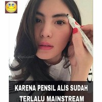 Pensil alis kurang bisa membuat alismu terlihat cetar? Jangan khawatir, kamu bisa menggunakan spidol agar alismu terlihat lebih tebal dan nyata. Foto: Instagram @angelalee67