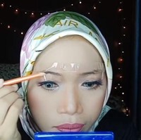 Agar lebih mudah membentuk alis, kamu juga bisa menggunakan isolasi sebagai alat bantumu loh.. Dijamin alis yang kamu buat tidak akan keluar jalur. Sangat kreatif bukan? Foto: YouTube/Indah Putri Official