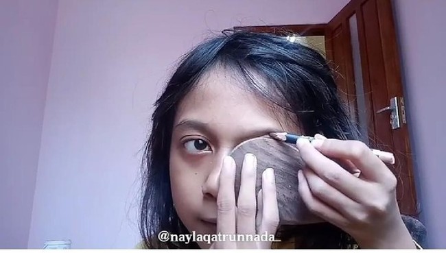 Centong nasi pun bisa dijadikan alat untuk membentuk alis agar terlihat lebih cetar. Kamu sendiri sudah pernah mencoba ide kocak sekaligus unik yang satu ini? Foto: Instagram @naylaqatrunnada_makeup
