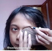 Centong nasi pun bisa dijadikan alat untuk membentuk alis agar terlihat lebih cetar. Kamu sendiri sudah pernah mencoba ide kocak sekaligus unik yang satu ini? Foto: Instagram @naylaqatrunnada_makeup