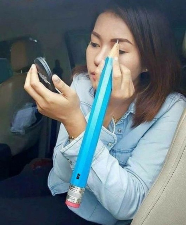 Kalau sudah mahir memang beda, seperti wanita yang satu ini contohnya. Udah nggak level deh pakai pensil alis kecil.. Foto: Twitter @finrul