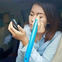 Kalau sudah mahir memang beda, seperti wanita yang satu ini contohnya. Udah nggak level deh pakai pensil alis kecil.. Foto: Twitter @finrul