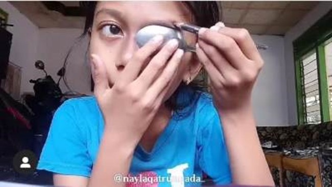 Jika kamu merasa centong nasi terlalu besar dan lebar maka kamu bisa mencoba menggunakan sendok. Tapi pastikan kamu mencuci sendoknya terlebih dahulu ya sebelum menggunakannya untuk makan. Foto: Instagram @naylaqatrunnada_makeup