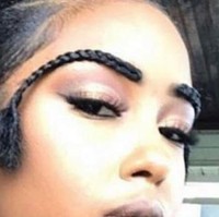 Nah, pernah lihat nggak sebelumnya orang yang punya alis sepanjang ini? Kalau setiap hari harus membentuk alis seperti ini sih nggak kebayang deh berapa lama waktu yang dibutuhkan. Foto: Instagram @theshaderoom