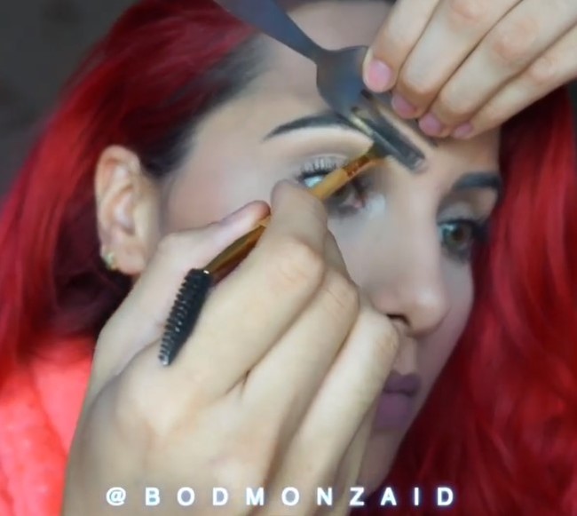 Membuat alis adalah salah satu hal yang cukup sulit dalam bermakeup. Salah-salah membuatnya, bentuk alis malah bisa menjadi aneh dan tidak karuan. Tidak heran wanita yang satu ini sampai menggunakan garpu untuk membantu membentuk alisnya. Foto: Instagram @bodmonzaid