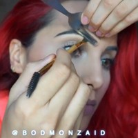 Membuat alis adalah salah satu hal yang cukup sulit dalam bermakeup. Salah-salah membuatnya, bentuk alis malah bisa menjadi aneh dan tidak karuan. Tidak heran wanita yang satu ini sampai menggunakan garpu untuk membantu membentuk alisnya. Foto: Instagram @bodmonzaid