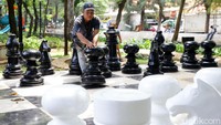 Catur raksasa ini bisa dimainkan oleh semua pengunjung taman.