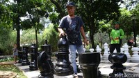 Tidak dipungut biaya jika pengunjung ingin memainkan catur raksasa ini.