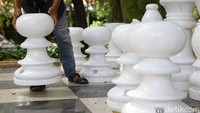 Papan catur raksasa ini berada di tengah-tengah Taman Singkarak.
