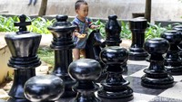 Papan catur raksasa ini membuat taman terlihat unik.